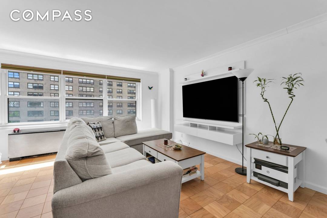 ALCOVE STUDIO DELIGHT AT YOUR SERVICE Don't miss this gem of a studio and its fantastic layout perfect for living your best life in the amazing and culturally convenient neighborhood ...