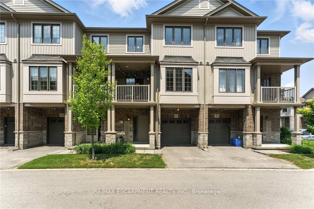 Welcome to this bright and spacious 2 bedroom, 2 bathroom townhome nestled in a quiet and desirable Ancaster neighbourhood.