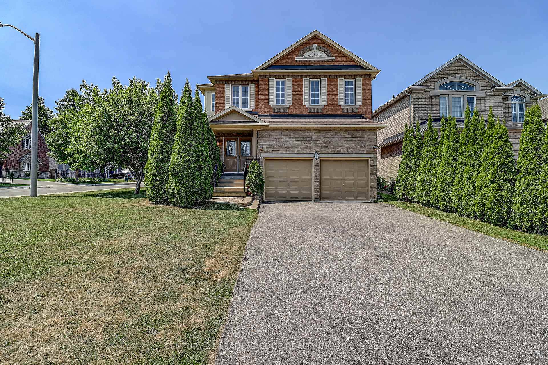 Welcome to this exquisite 4 bedroom, 3 bathroom home in the prestigious Oak Ridges community, where elegance meets modern convenience.