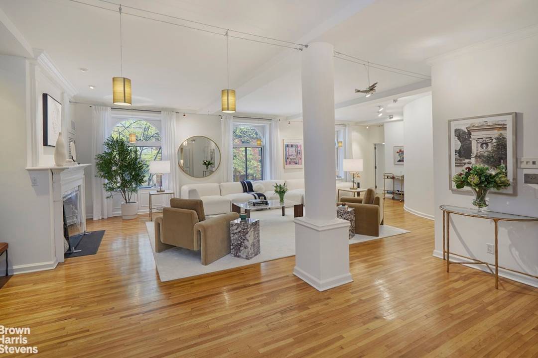Loft in a Boutique Co op Fall in love with this expansive 3 bedroom, 3 bath pre war loft like home at Beekman Townhouse.