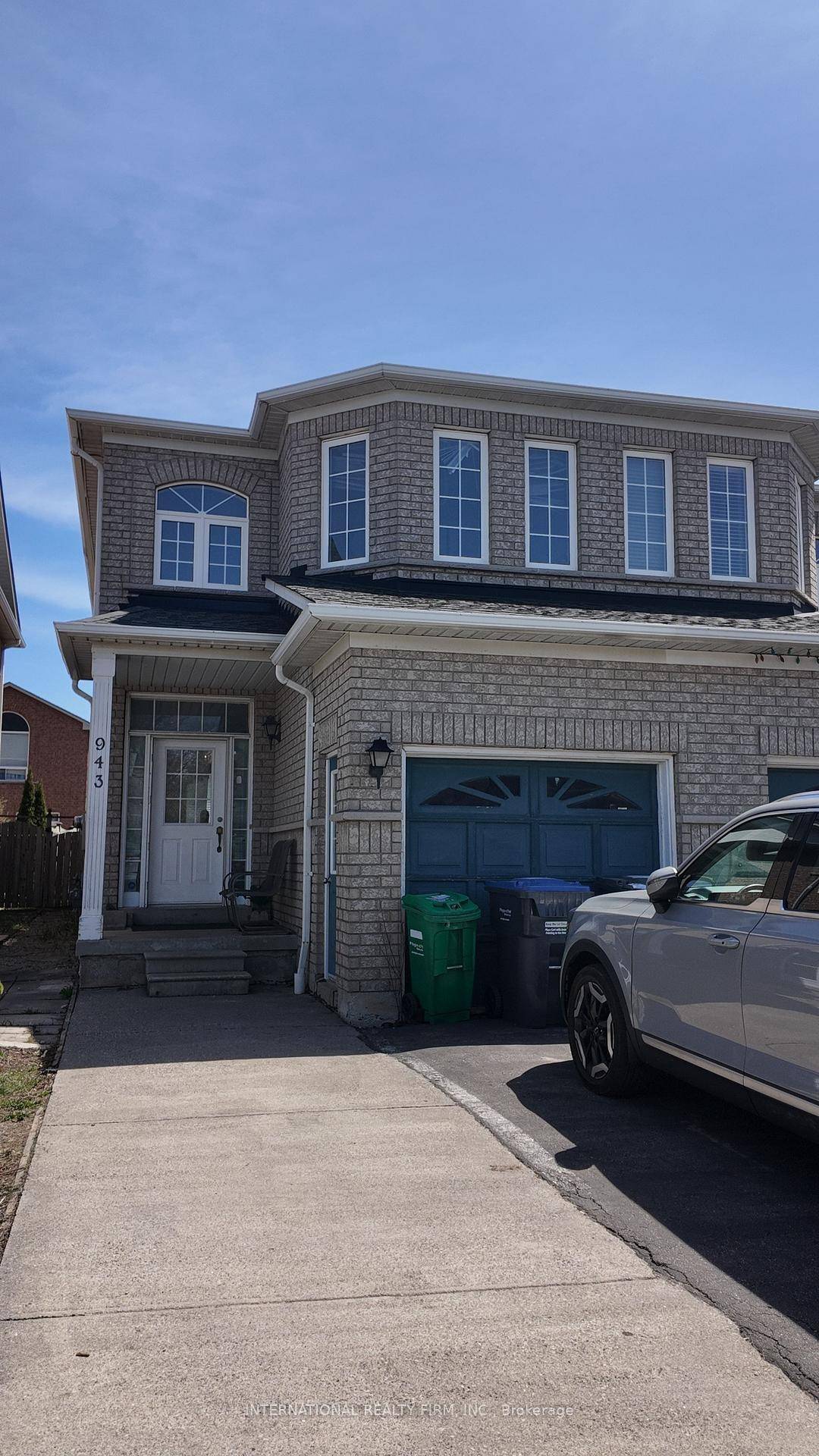 3 Bedroom and 3 Bath, Semi home in high demand area of heartland, close to highways and major bus routes and shopping center, Main and top level only with 2 ...