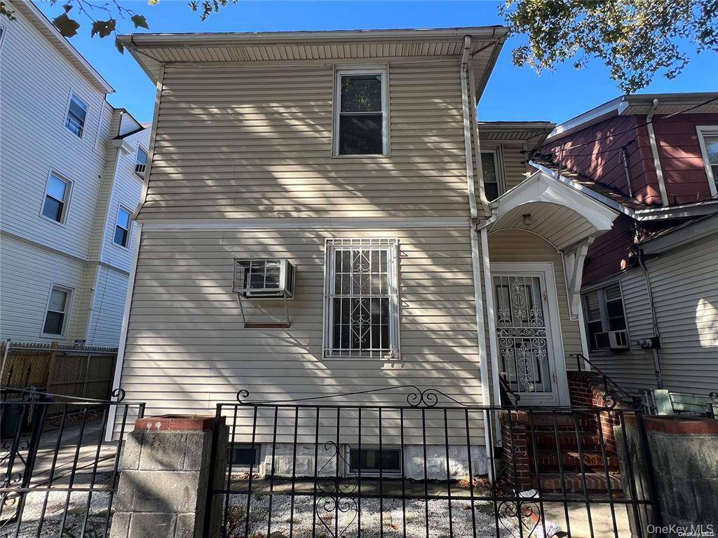 Located Prime Woodside, Close to train, Parks, Bus.