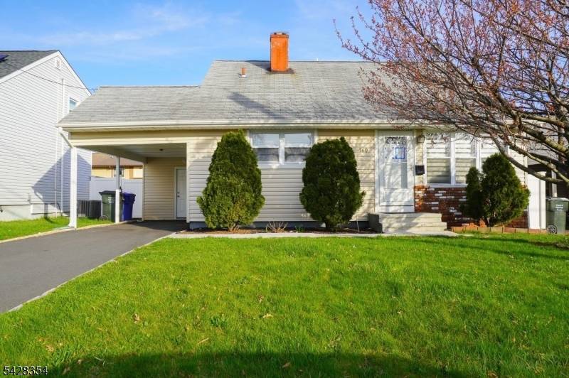 Welcome to Sunny and spacious, Freshly Painted, recently renovated house, it comes with 3 bedrooms, 2 bathrooms, new kitchen, recess lights, new chandelier, new vinyl flooring, driveway is 1 year ...
