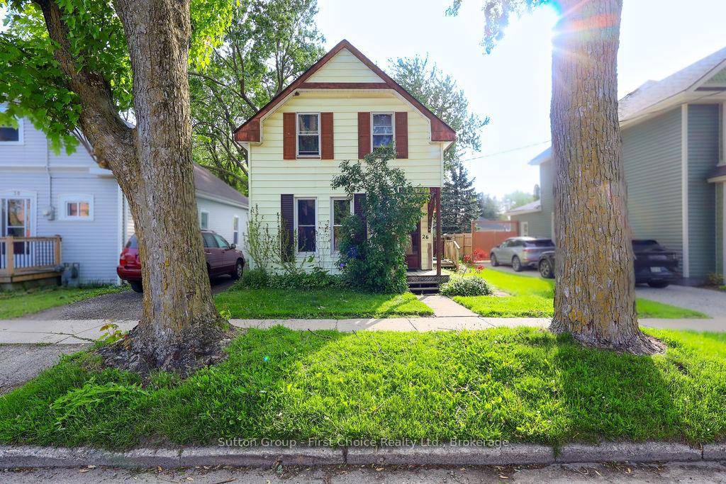 Three bedroom, one bathroom home across from School with private drive on a good sized lot and walking distance from the local brewery and downtown Stratford.