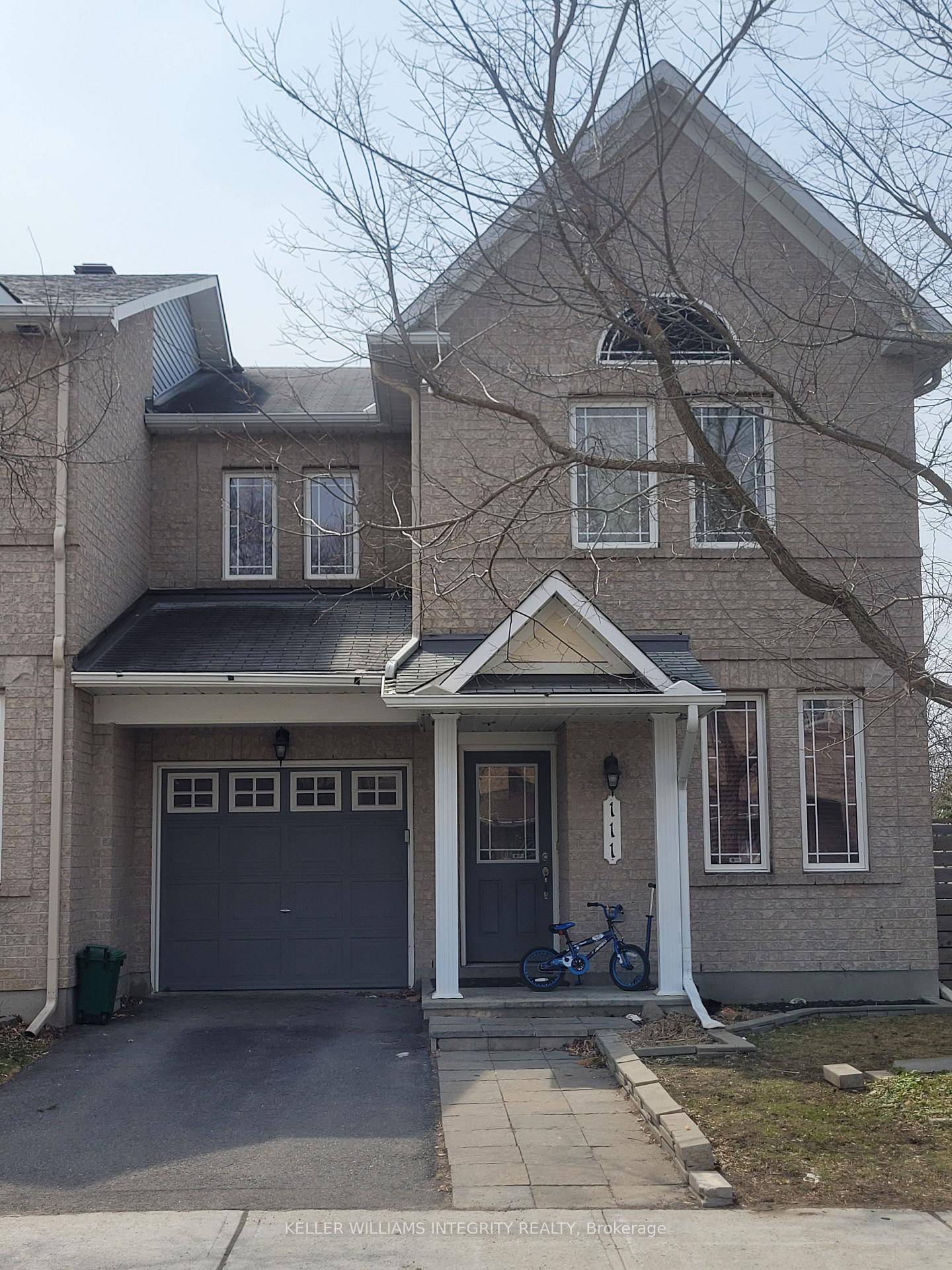 Welcome to a large townhome nestled in the heart of Barrhaven.