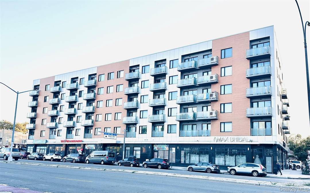 Welcome to this bright well maintained studio unit located in the heart of Rego Park, this exposure East unit is on a high floor with plenty of natural lights and ...
