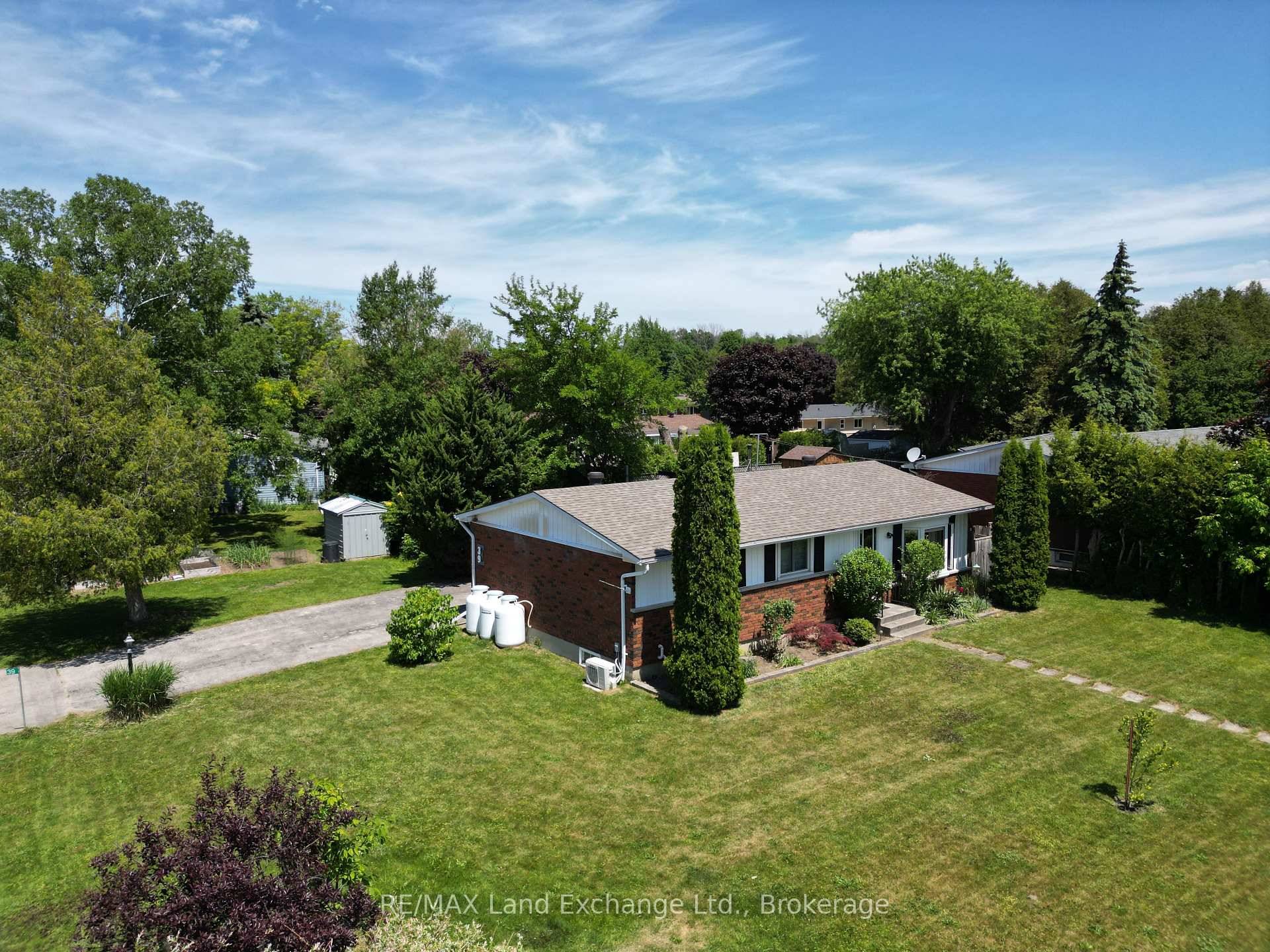 This beautifully remodeled and tastefully updated 3 bedroom bungalow is located in the highly desirable Huron Ridge neighbourhood just a short walk to the beach, Kincardine Golf Club, and the ...