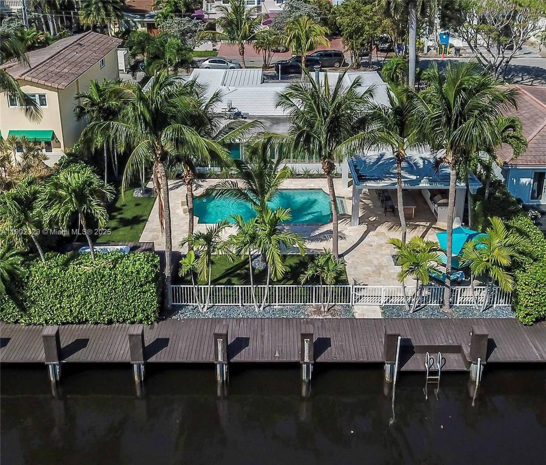 Best priced 75Ft waterfront paradise on Las Olas, in move in condition !