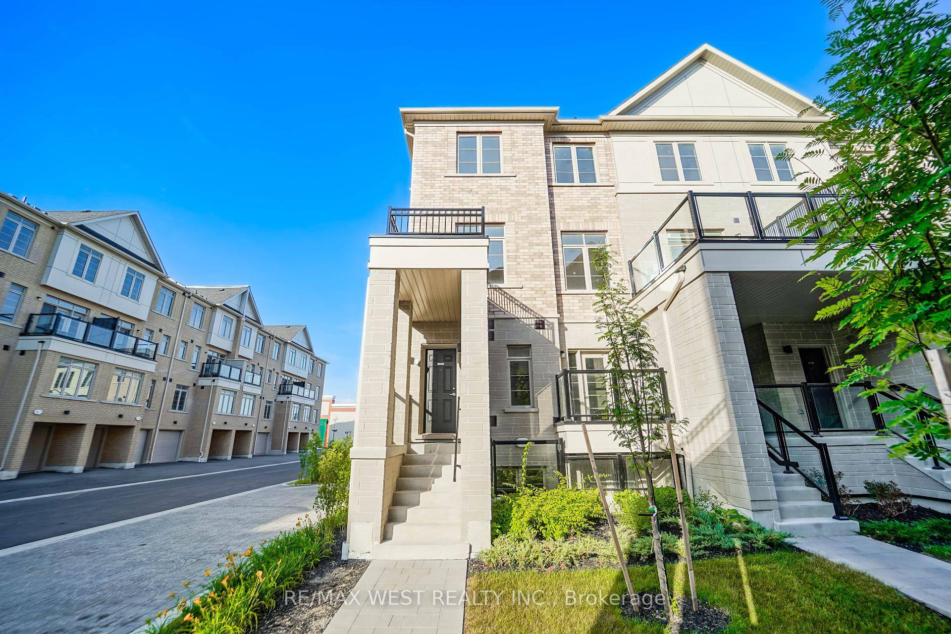 Welcome to 10011655 Palmers Sawmill Rda stunning, less than one year old corner lot townhouse located in the heart of Duffin Heights.