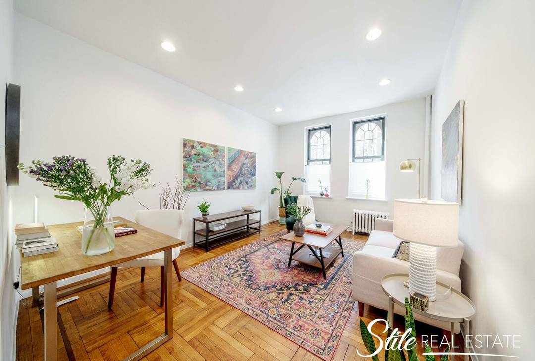 Just a step up from the lobby with quick access to the front door, Residence 1A has the feel of a maisonette, offering both privacy and solitude.