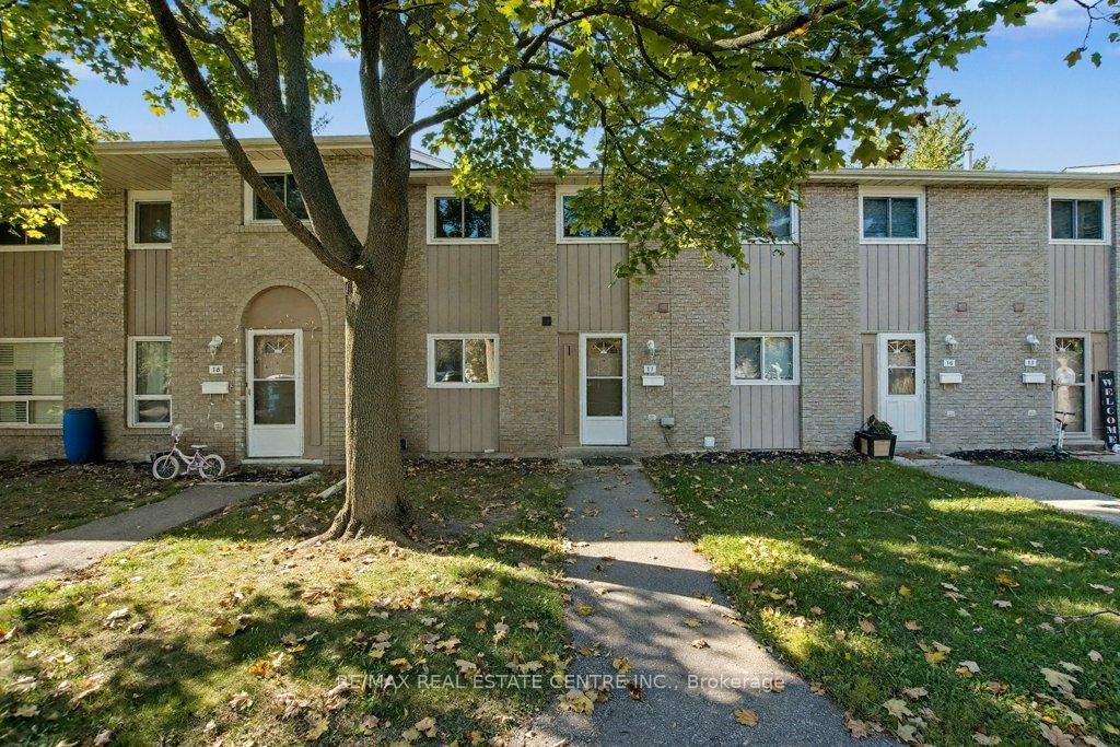 Welcome to 25 Upper Canada Drive, a bright and spacious condo that is ready for you to move in !