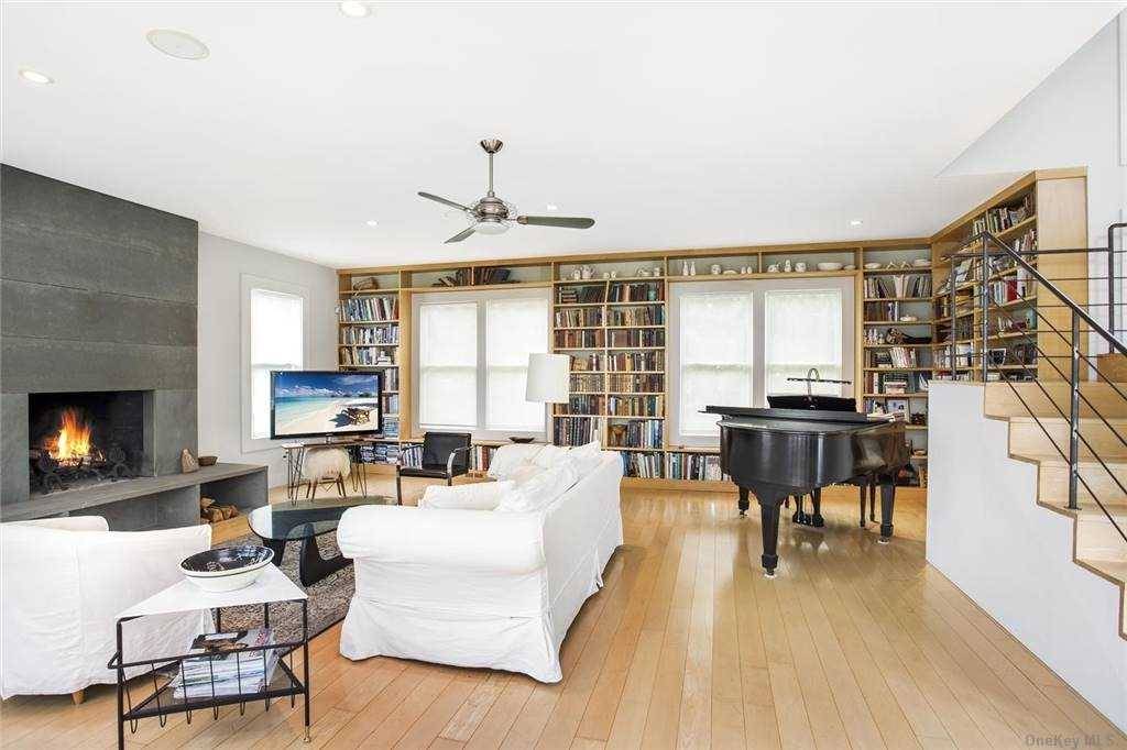 Spacious Farm House With Lots Of Windows, Natural Light amp ; Modern Flair !