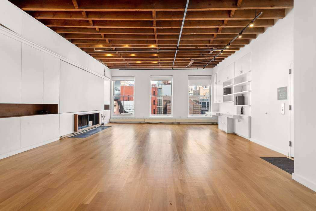 RESIDENCE Live at the crossroads of downtown creativity and comfort in this expansive 2, 041 sq.