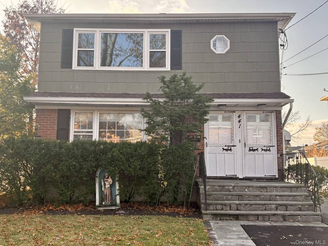 Welcome to this well kept 2nd floor 3 bedroom apartment featuring beautiful hardwood floors and a bright, comfortable layout.