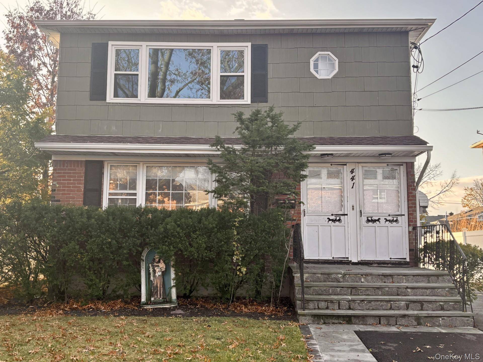 Welcome to this well kept 2nd floor 3 bedroom apartment featuring beautiful hardwood floors and a bright, comfortable layout.