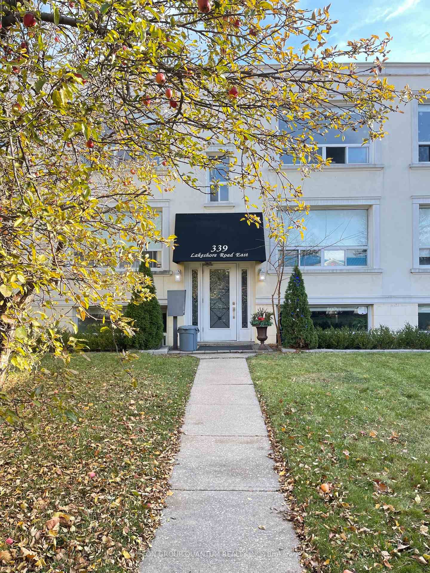 AVAILABLE APRIL 1st. Well maintained, small boutique building located in the heart of Port Credit has a rarely available one bedroom unit that is on the half lower level and ...