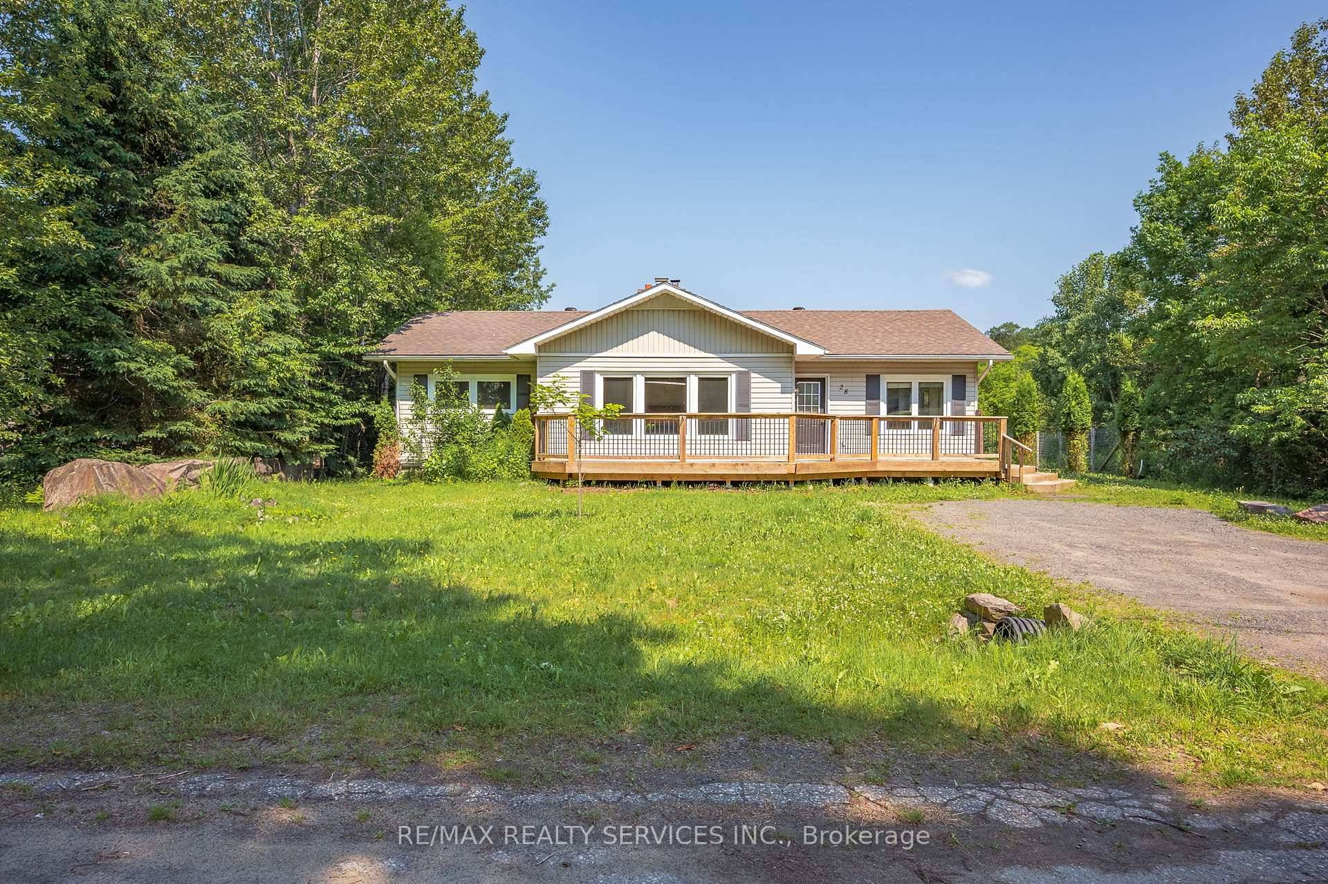 Welcome to 28 Shay Road, a charming 3 bedroom bungalow ideally situated on a quiet street just a short stroll from Huntsville's vibrant Main street and local amentias.