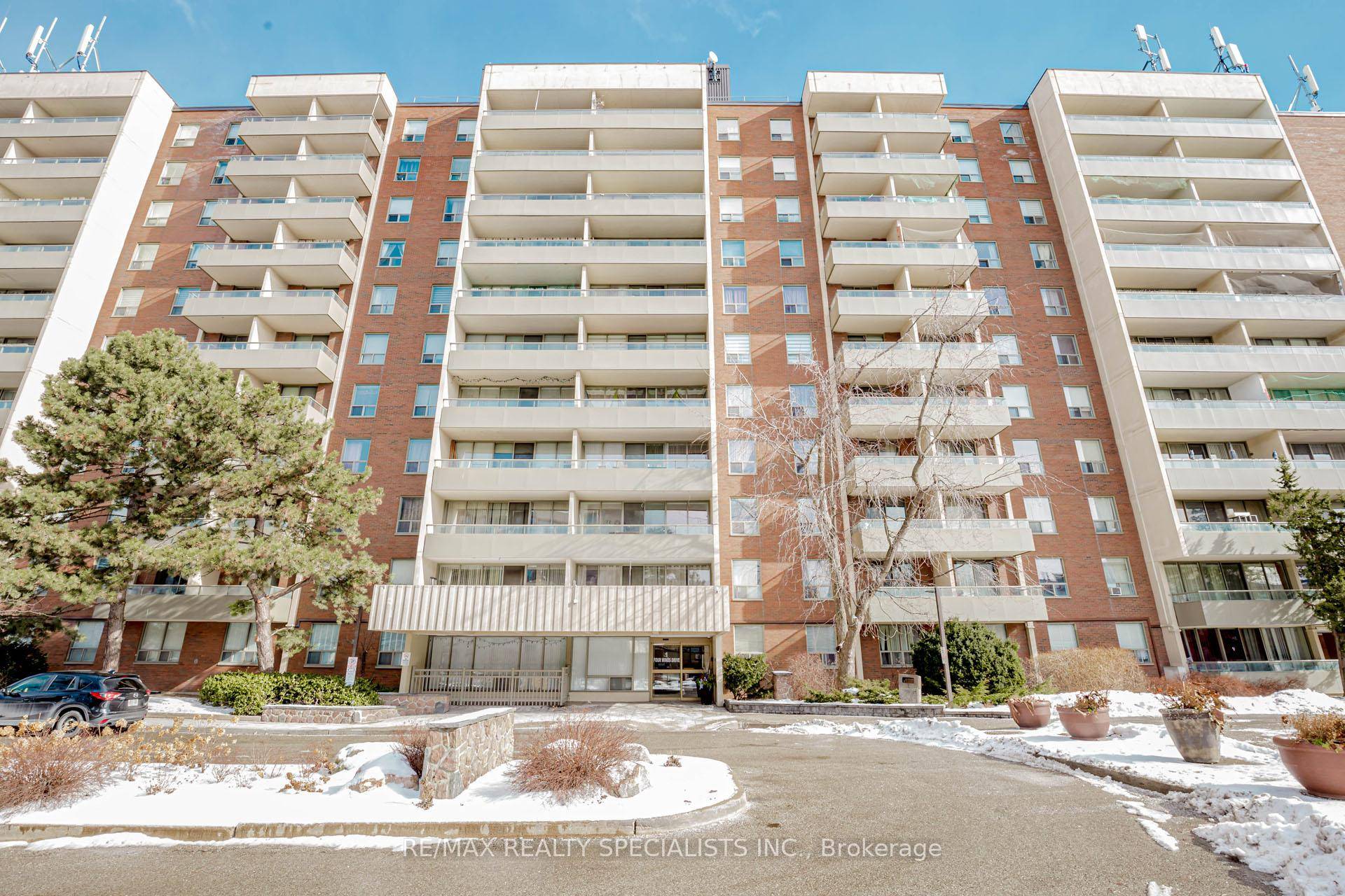 Bright amp ; Spacious East Facing Condo with Prime Centre Layout !