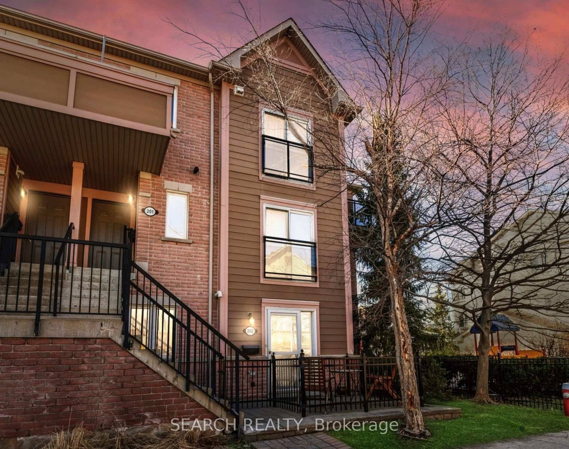 MOVE IN READY Welcome to this stunning end unit corner townhome, perfectly nestled in one of Erin Mills' most sought after communities.