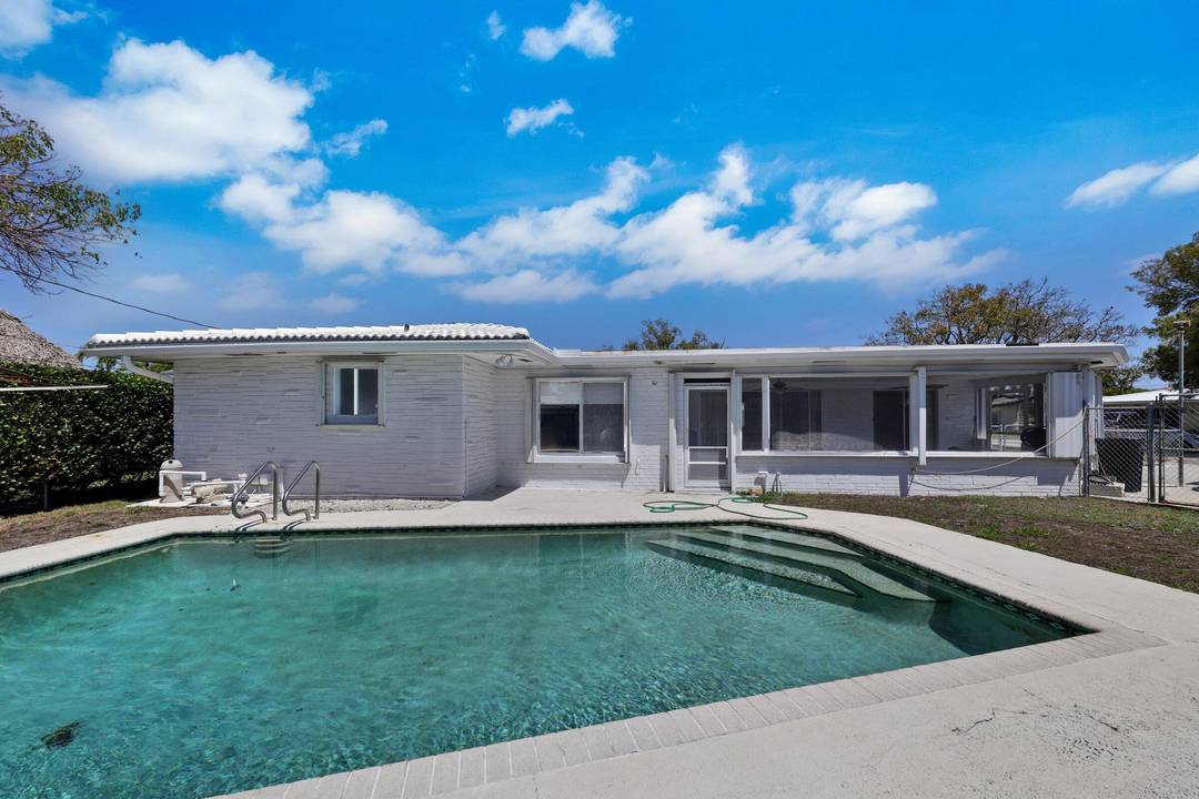 LOVELY 3 3 WITH EXTRA SPACE CAN BE OFFICE, DEN 4 TH BEDROOM.