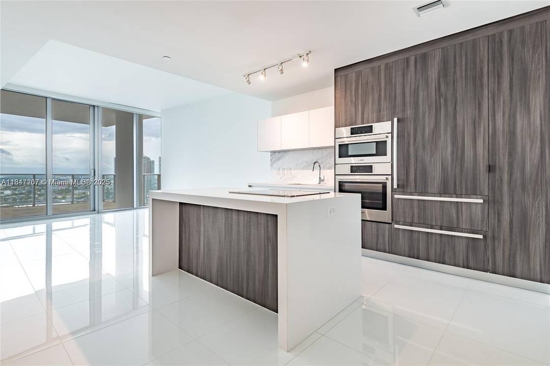 Stylish 1 bedroom, 2 bath condo located in the heart of Downtown at Miami Worldcenter, one of the most amenity rich buildings in the world.