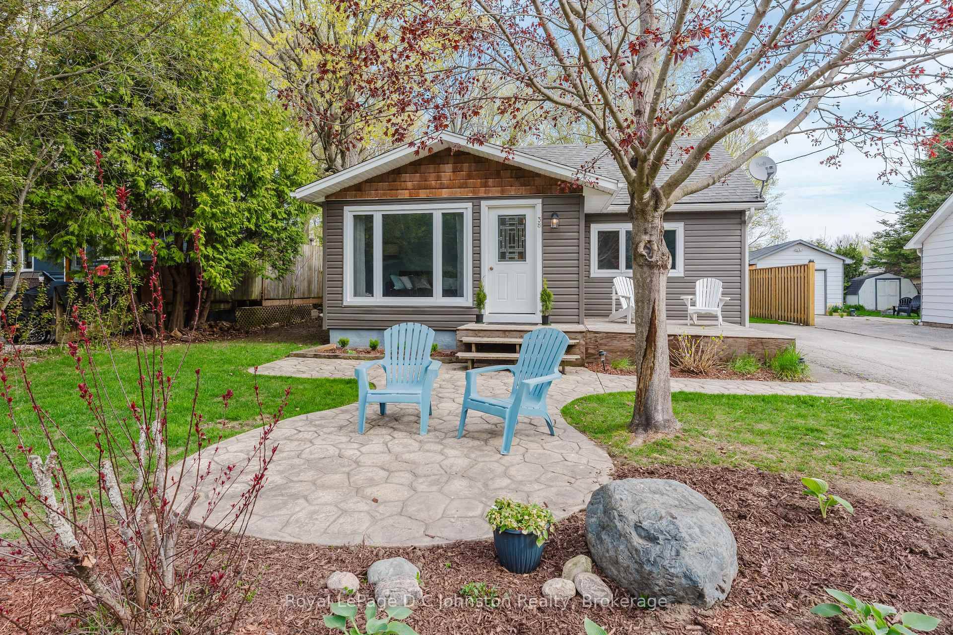 Tucked away on a quiet street just steps to the breathtaking shores of Lake Huron, this charming 3 bedroom, 2 bathroom bungalow offers the ultimate in lakeside living.