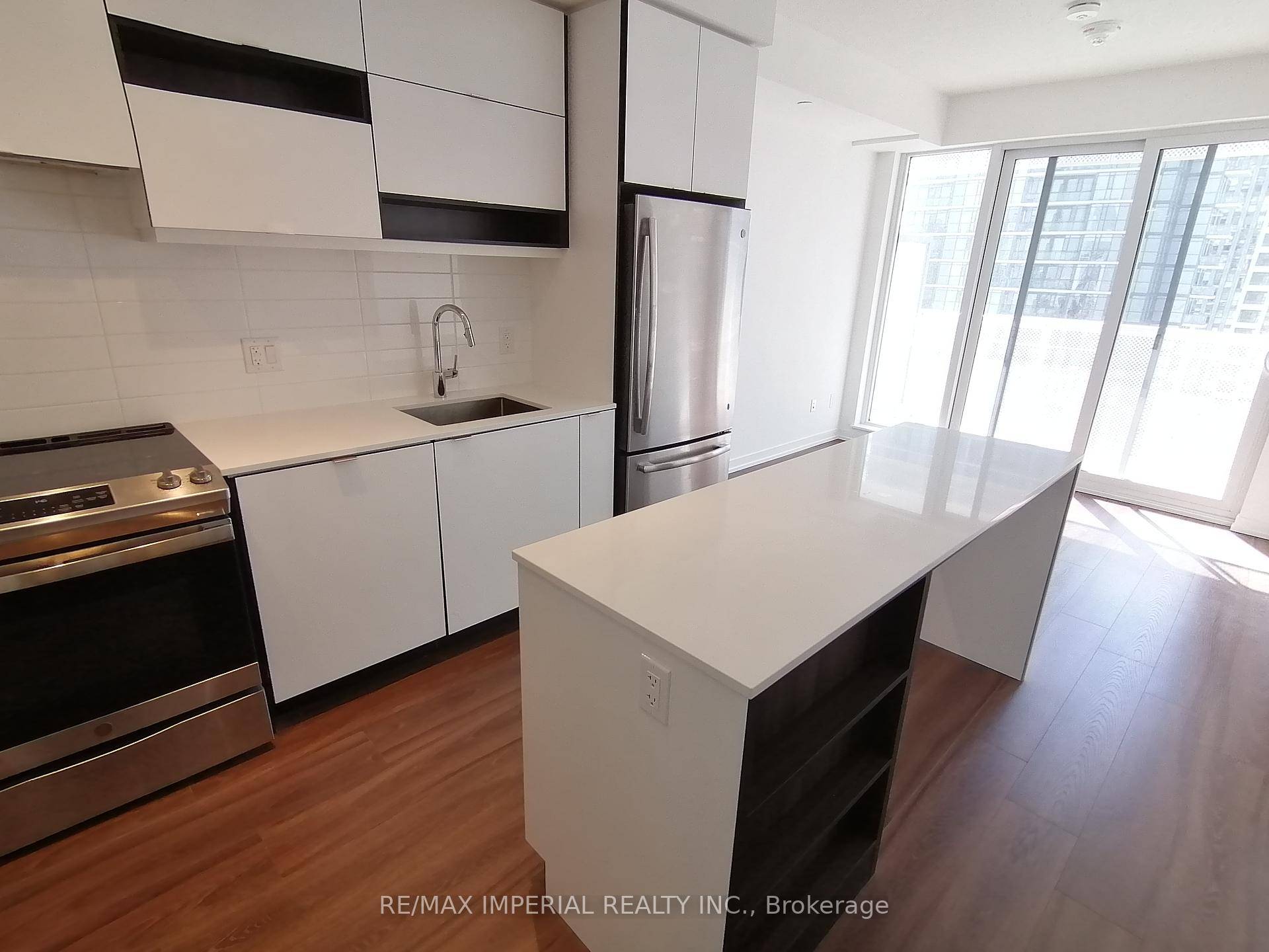 Daniel's 1 BR 1 Bath 1 Parking 1 Locker Condo At Excellent Location, Amazing City View Facing Southwest.