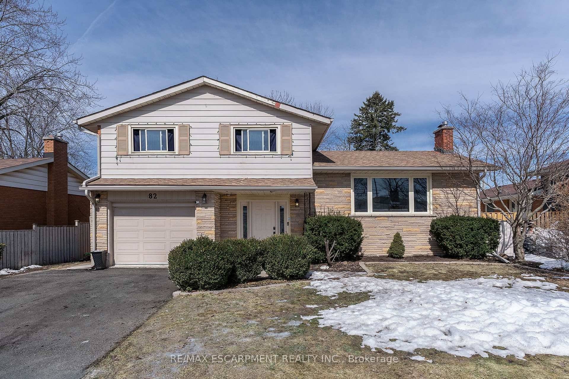 Welcome to this FANTASTIC 3 2 bed, 2 bath side split in the 10 Stanley Park neighbourhood on a fantastic large lot.