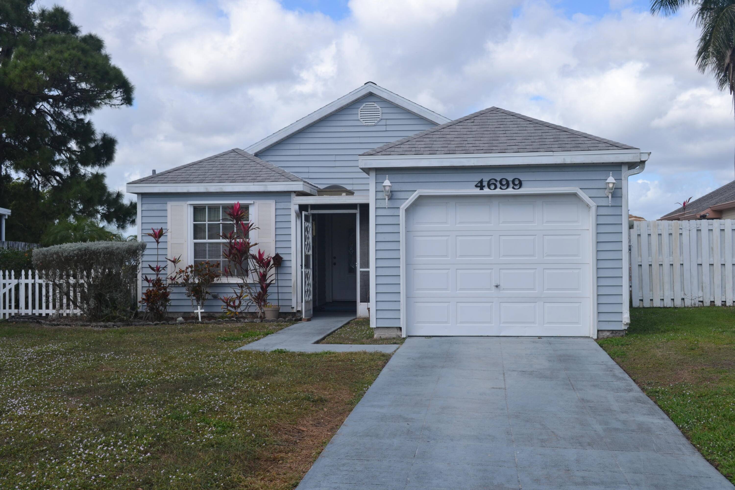 Lakefront Beauty ! Open Airy floor plan Cathedral ceilings, Tiled floors, eat in kitchen with Corian countertops, brfst bar, pantry, Formal Dining room opens to Living rm, split bedroom plan, ...