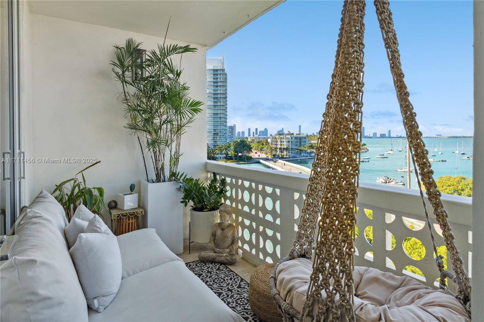 a stunning 1 bedroom 1 bathroom designer unit located in a boutique waterfront building.
