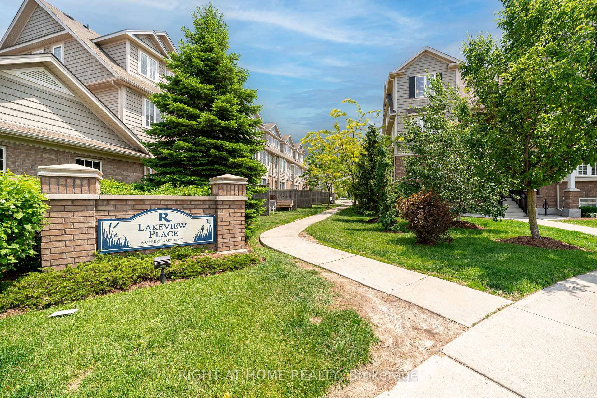RARE UPPER CORNER END UNIT 2 Storey STACKED TOWNHOUSE, FILLED WITH NATURAL LIGHT, LARGE WINDOWS AND A GARAGE FOR 1 CAR WITH EXCLUSIVE DEDICATED PARKING !