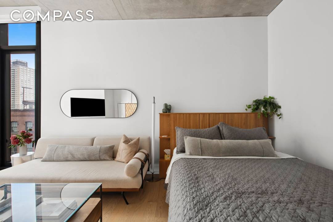Welcome to this cozy and well appointed alcove studio, perfect for those seeking a comfortable space with high end finishes, in a premium building and located in prime DUMBO.