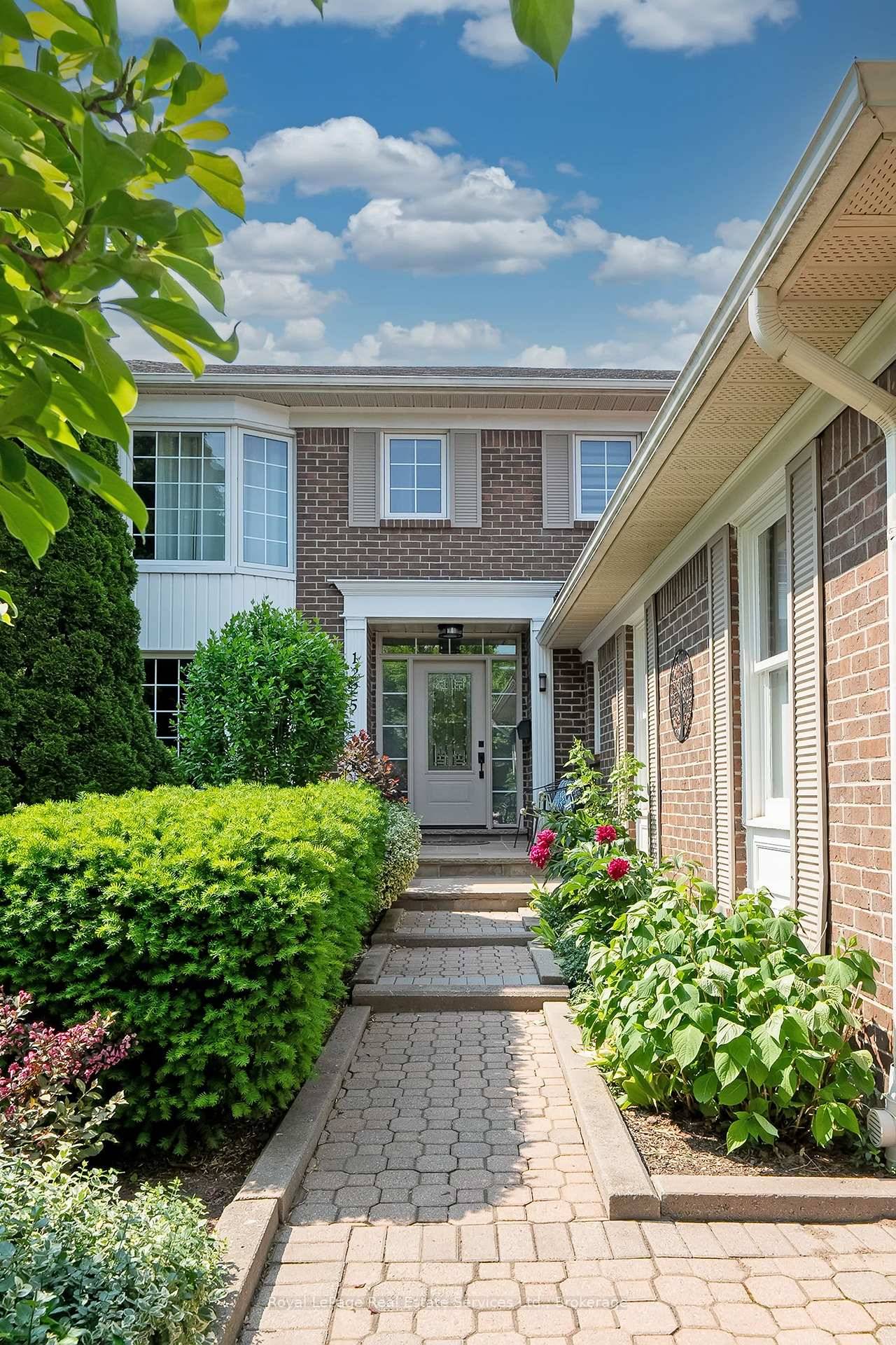 Stunning ! Fantastic TURN KEY Home in One of the Most Sought After Parts of Glen Abbey.