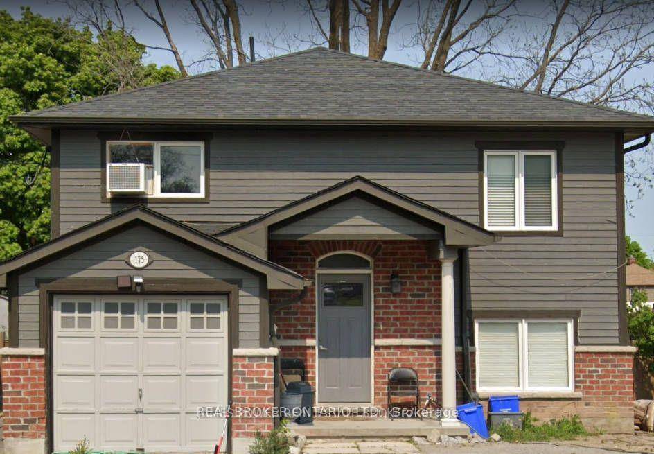 Gorgeous 3 Bedroom Main Unit in Legal Duplex Central BarrieWelcome to this bright and beautifully maintained 3 bedroom main unit in a legal duplex, ideally located in Central Barrie.