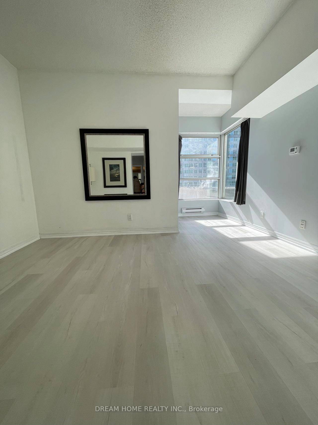 Luminous Corner Bachelor Suite, Boasting Breathtaking Views Of The City.