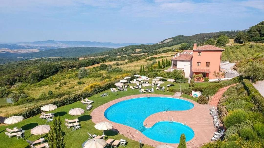 Estate with 2 swimming pools, 1 pond, Chianti vineyard, olive grove, arable land and pastureland for sale in Gambassi Terme, Florence, Tuscany.