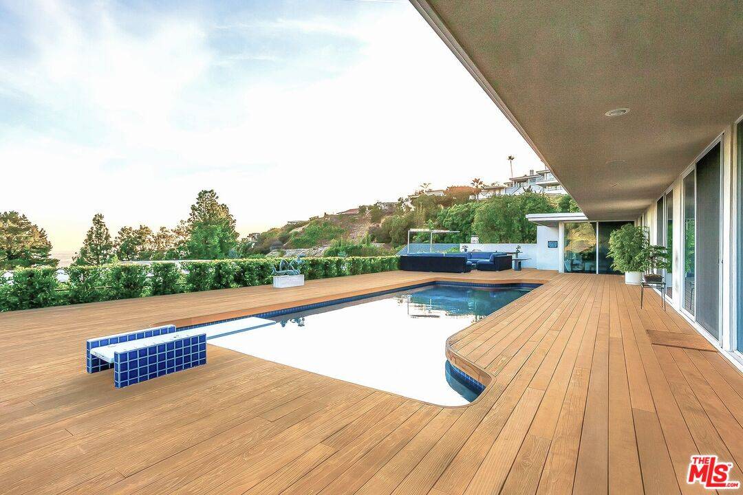 9263 Swallow Dr 3BR Sunset Strip La