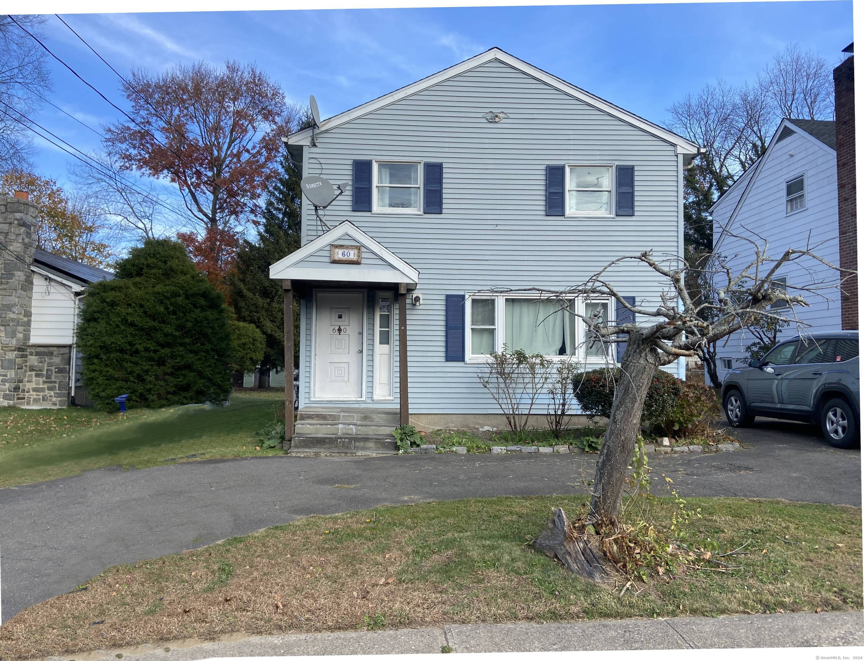 5 6 bedroom, 3 full bathroom house in Lake Forest community.