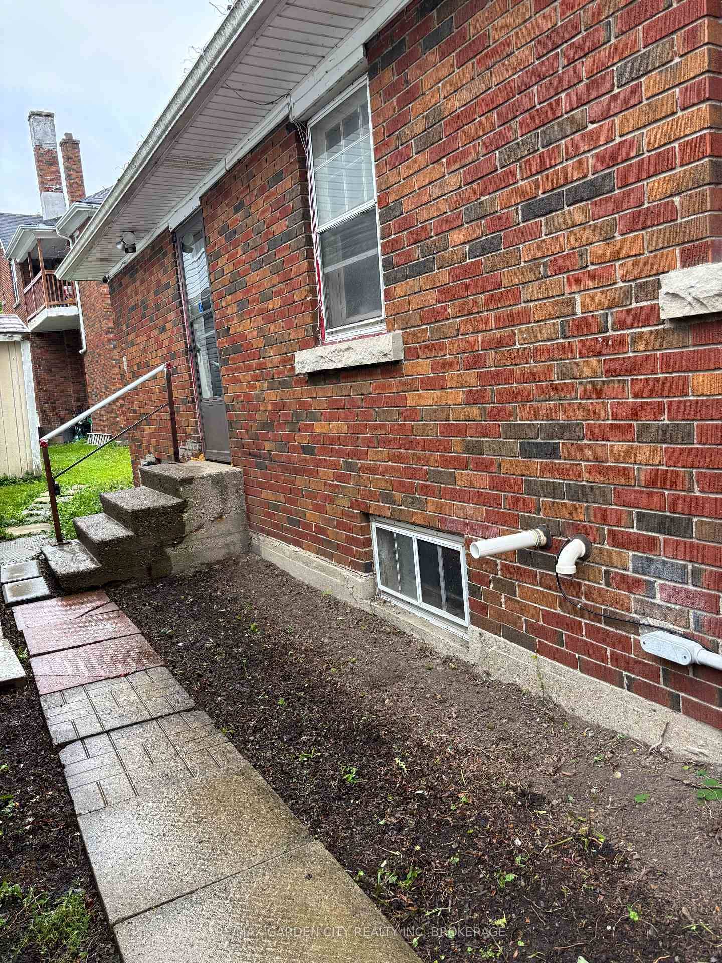 Welcome to this cozy 2 bedroom brick bungalow, full of charm and ready for your personal touch !