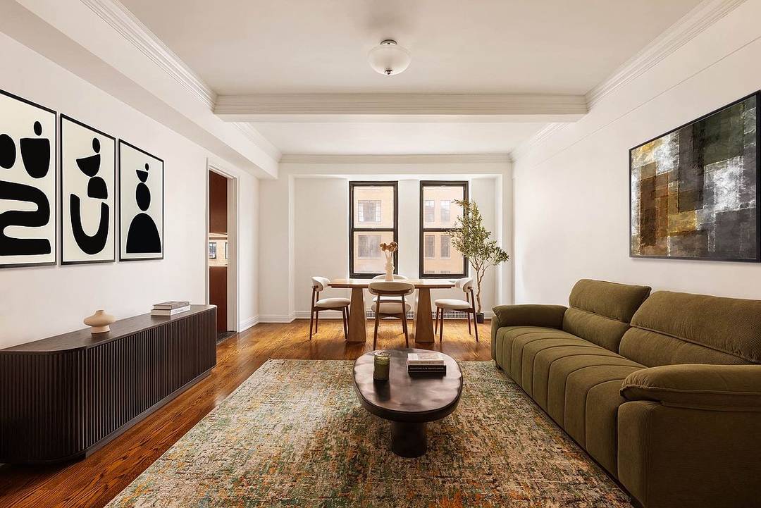 Gorgeous prewar 1 bedroom, located in the heart of Chelsea !