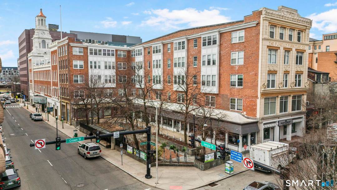 Stunning loft style condo in the heart of Downtown New Haven offering nearly 1, 350 sq ft of fully renovated living space.
