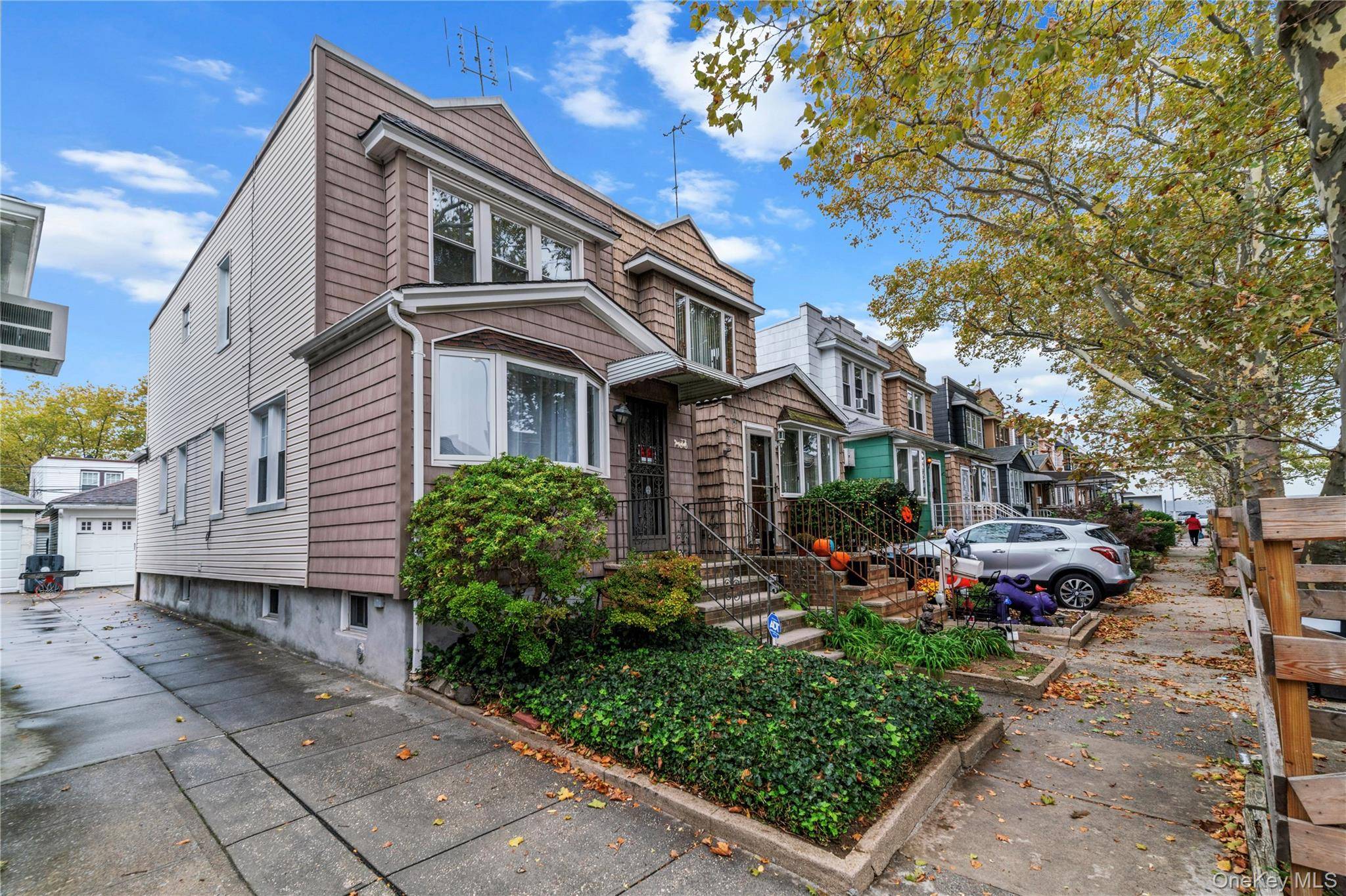 Charming One Family Home in Glendale Welcome to this lovely one family home located in the heart of Glendale.