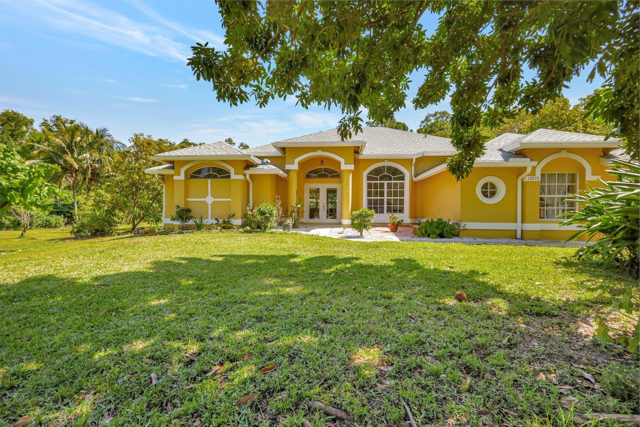 BEAUTIFUL SINGLE FAMILY POOL HOME, FORMER MODEL HOME OFFERS ATTRACTIVE 24 INCH TILE FLOOR IN LIVING AREA, NO CARPET, NEW ROOF, AN ADDITIONAL19x18 OFFICE, DEN PRECREATIONAL ROOM, COMPLETELY FENCED, VOLUME ...