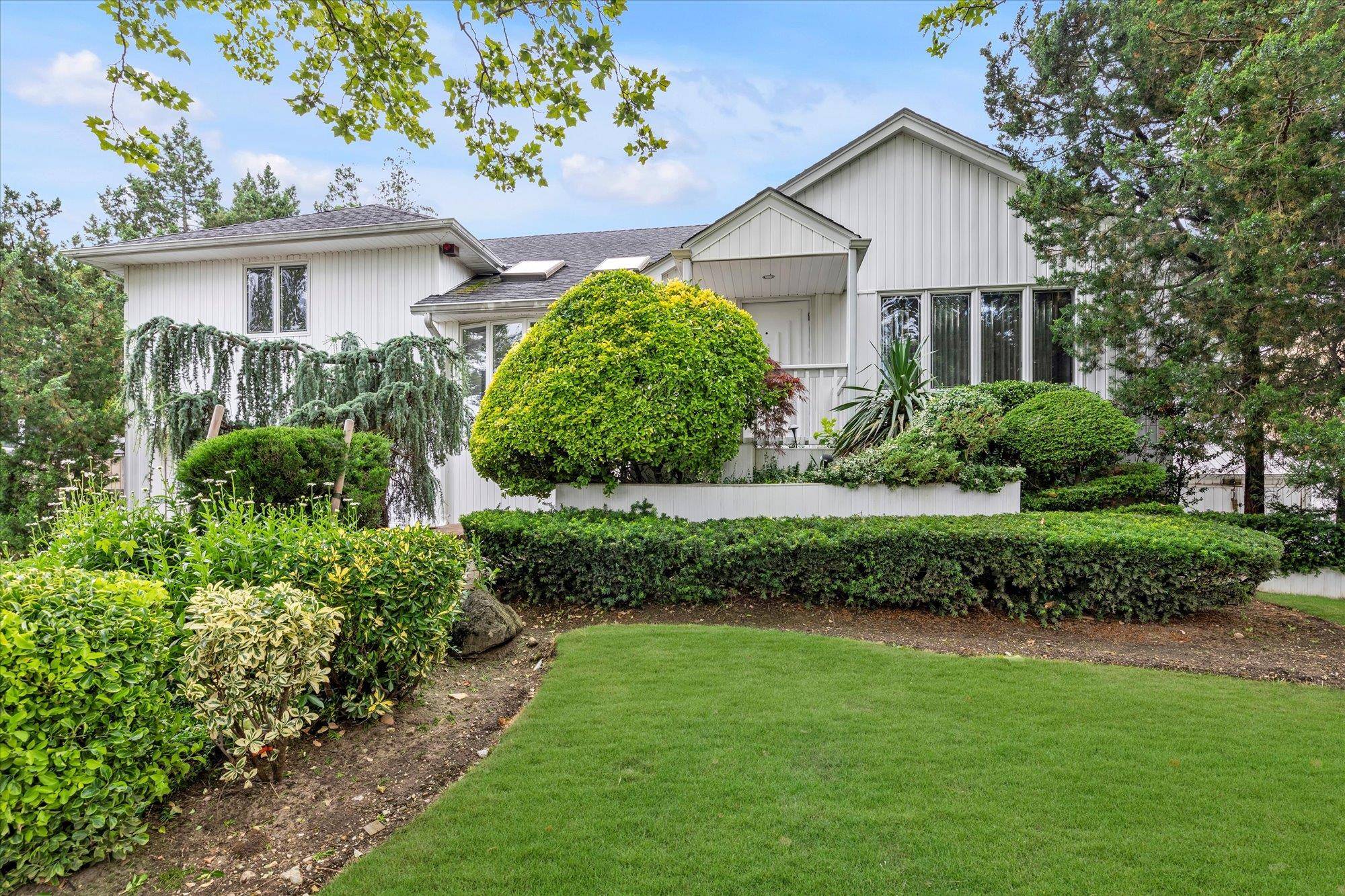 Welcome to This 5 Bed, 3 Bath 5 Level Balcony Split in North Woodmere.