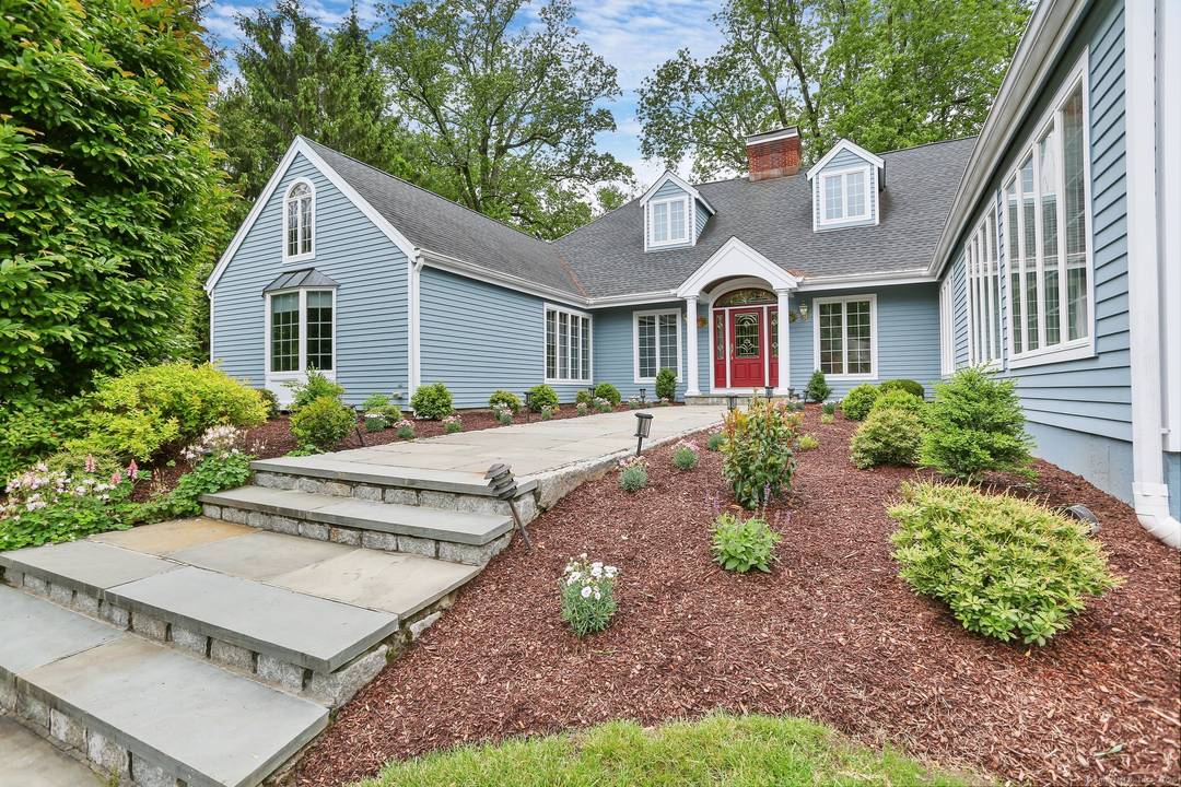 Best location in Ridgefield with direct sidewalks to restaurants, shopping and the village center !