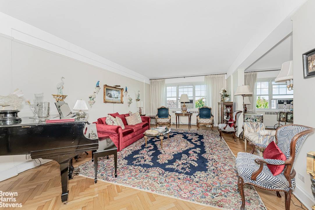 A Connoisseurs dream ; Spectacular mesmerizing views over the Hudson river, gracious sprawling living and dining room with loads of light and pristine original details.