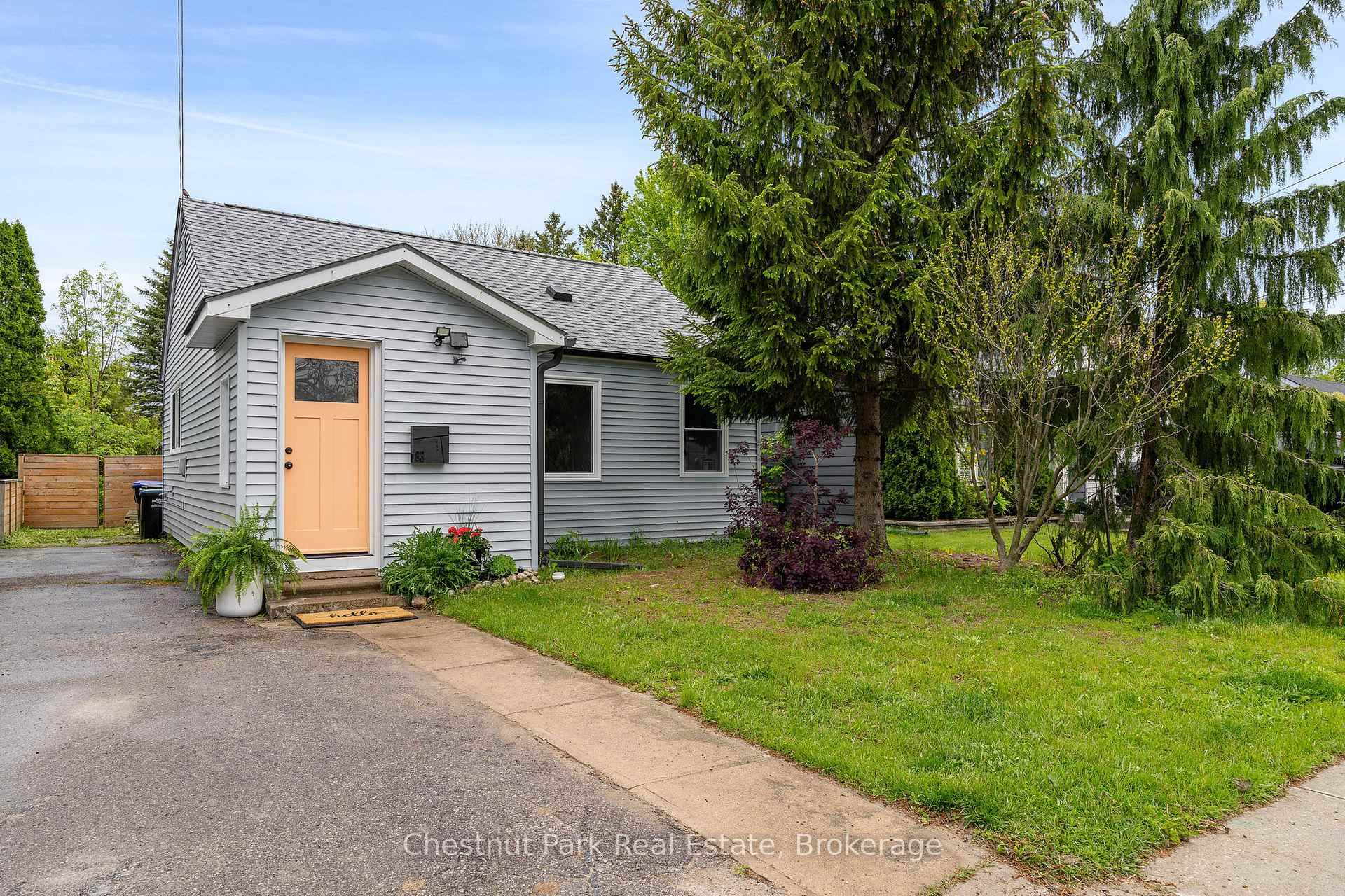 Bungalow in downtown Collingwood !