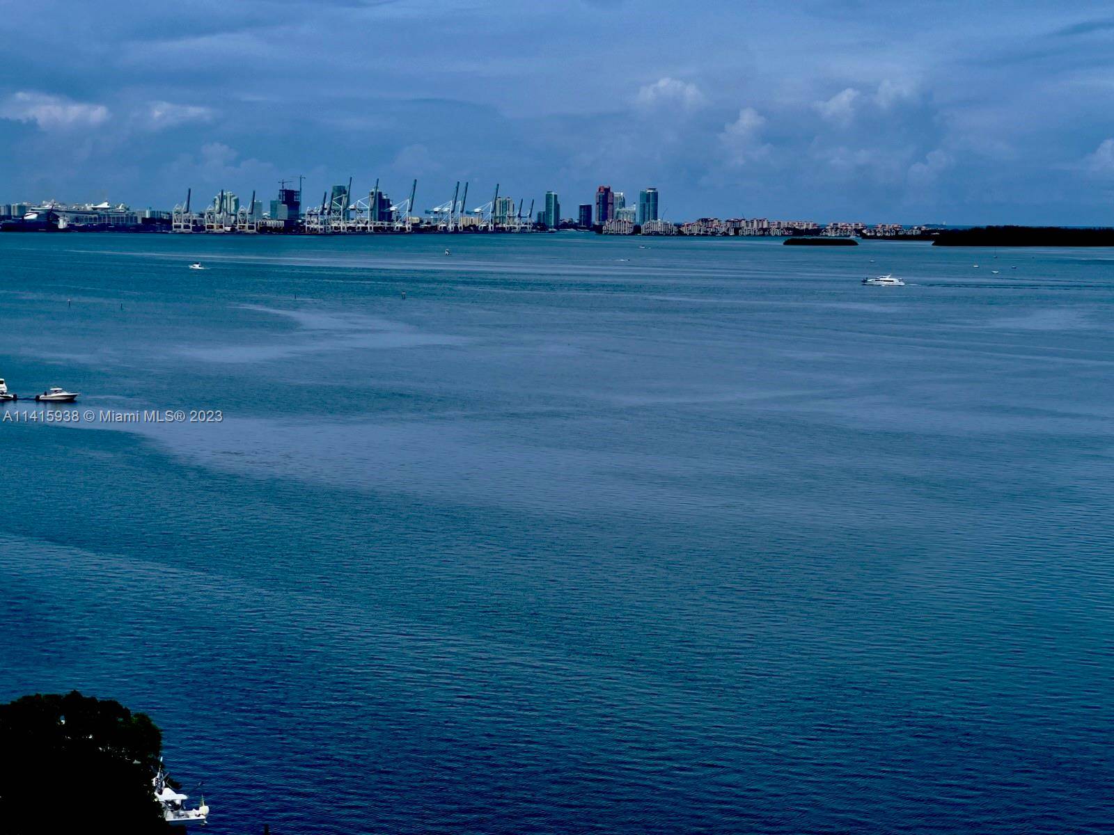 RESIENTIAL BRICKELL HUGE, LUXURIOUS, COMPLETELY RENOVATED, SPECTACULAR, UNOBSTRUCTED WATERVIEW of South Beach, Wide Open Bay, Miami City Lights 1 Bdm 1 Bth.