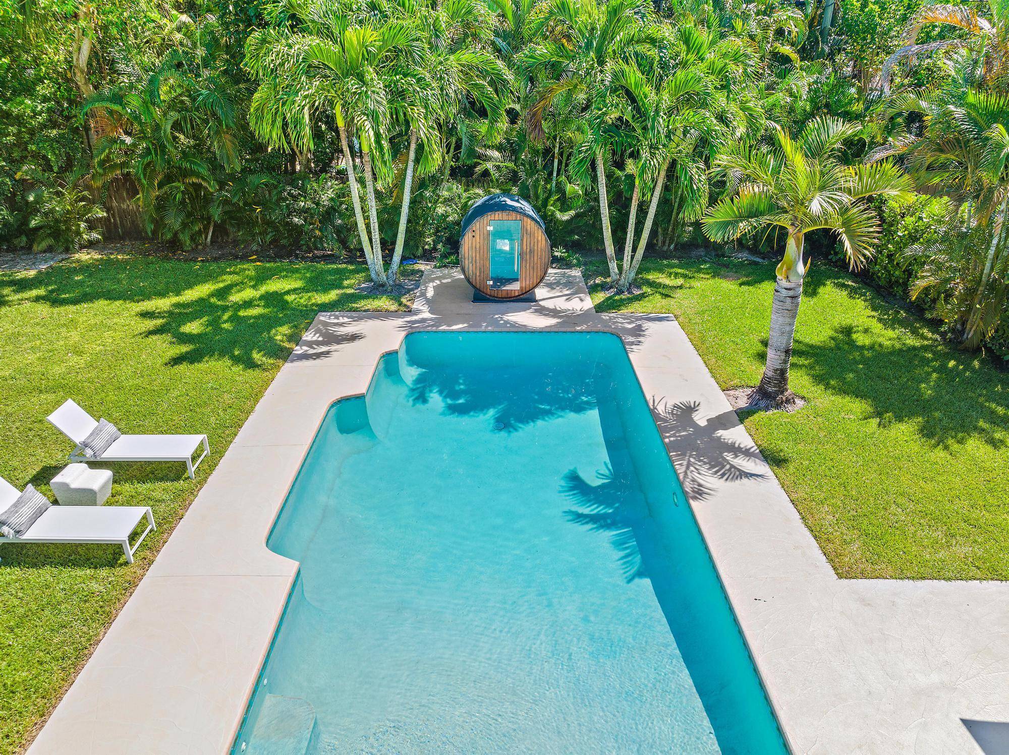 Tropical, mid century modern bungalow perfect for your Florida escape !