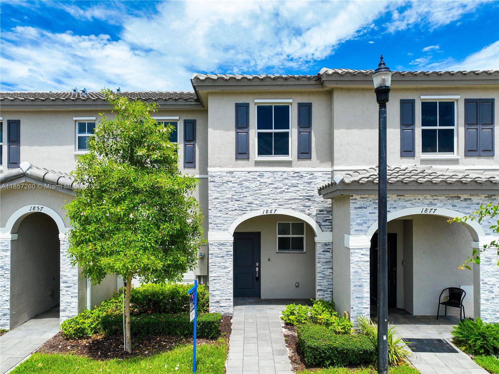 UP TO 10, 000 CLOSING COST CREDIT ; INCLUDE DESIRED CREDIT TO THE ASKING PRICE Welcome to this beautiful townhome in the sought after Riviera of Keys Gate community, offering ...